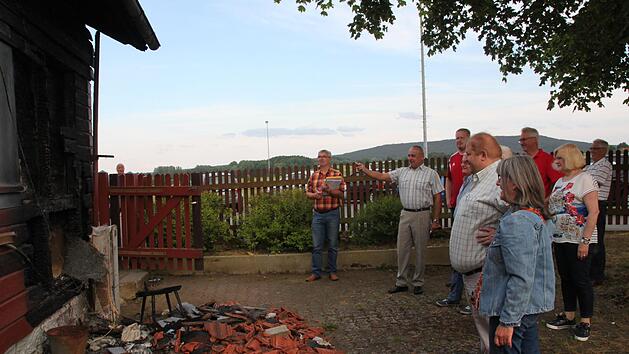 Das Altenkunstadter Bootshaus wurde bei einem Brand schwer beschädigt. Nach einem Ortstermin beschloss der Bauausschuss, ein neues zu errichten. Die Versicherung zahlt 105 000 Euro dazu.  Foto: Stephan Stöckel