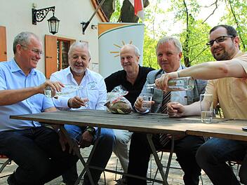 Martin Oberle (FW), Karsten Wiese, Vorsitzender Kellerbergverein, Bürgermeister Gerald Brehm (JL), Arne Gericke, Europa-Abgeordnete der Freien Wähler und Christian Enz, FW-Landtagskandidat überzeugen sich von der guten Wasserqualität. Fotos: Franziska Rieger