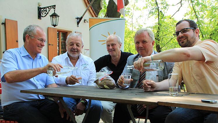Martin Oberle (FW), Karsten Wiese, Vorsitzender Kellerbergverein, Bürgermeister Gerald Brehm (JL), Arne Gericke, Europa-Abgeordnete der Freien Wähler und Christian Enz, FW-Landtagskandidat überzeugen sich von der guten Wasserqualität. Fotos: Franziska Rieger