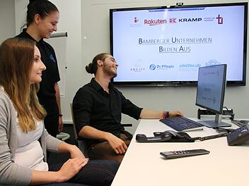 Schwierige Gespräche am Telefon standen auf dem Stundenplan von Paulina Weirich (von links), Auszubildende bei Greiff, Samira Maruccia von Stannek und Jens Böhm von der Firma Rakuten bei einem Workshop im Rahmen des Projektes "Bamberger Unternehmen bilden aus" (Buba).  Foto: Sebastian Schanz