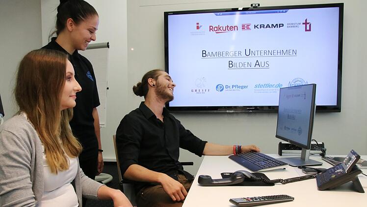 Schwierige Gespräche am Telefon standen auf dem Stundenplan von Paulina Weirich (von links), Auszubildende bei Greiff, Samira Maruccia von Stannek und Jens Böhm von der Firma Rakuten bei einem Workshop im Rahmen des Projektes "Bamberger Unternehmen bilden aus" (Buba).  Foto: Sebastian Schanz