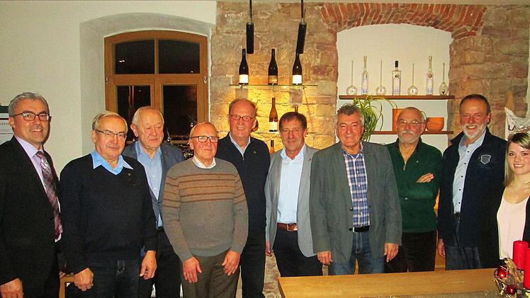 Vizeverbands-Vorsitzender Andreas Oehm (links) und Weinprinzessin Annika Kuchenbrod (rechts) dankten (weiter von links) Hannes Deinlein, Georg Sell, Franz Dittmeier, Dieter Lotze, Albrecht Leurer, Gregor Schmid, Johannes Hofstetter und Franz Merz für 25 Jahre Mitgliedschaft. Winfried Ehling
