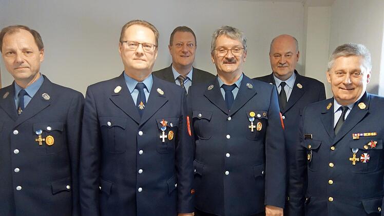 Ehrungen mit dem Feuerwehrabzeichen in Gold bei der Feuerwehr Wörlsdorf (von links): Werner Gradel, Ulrich Biesenecker, Michael Keilich, Volker Heublein, Jochen Mann, Manfred Lorenz Foto: Doris Weidner