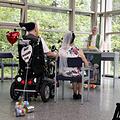 Mit klappernden Dosen am Rollstuhl steht er mit seiner großen Liebe vor dem "Altar". Josef Rappl und seiner Frau fehlte es bei ihrer Hochzeit an nichts. Foto: Dominik Kranzer