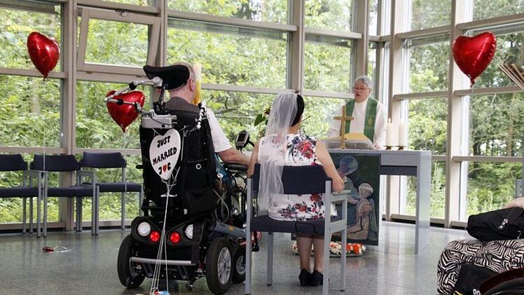 Mit klappernden Dosen am Rollstuhl steht er mit seiner großen Liebe vor dem "Altar". Josef Rappl und seiner Frau fehlte es bei ihrer Hochzeit an nichts. Foto: Dominik Kranzer