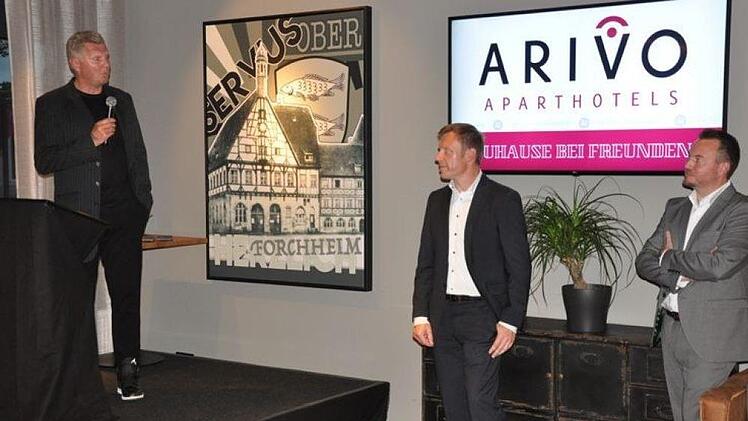 : Stefan Effenberg versprach Thomas Siebenhaar (mitte) und Matthias M&ouml;sel bald wieder als Gast hierher zur&uuml;ckzukehren: "Ich komme wieder!" Foto: Leo H&uuml;hnlein