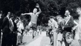 Am Tag, als der Ebenhäuser Kurt Distler in diese Sandgrube sprang, wurde Fußball-Deutschland Weltmeister. Foto: Archiv Kurt Distler