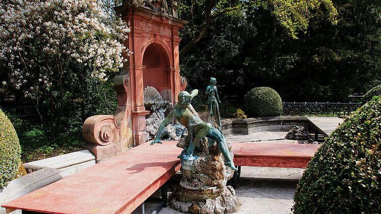 Impressionen vom Aufbau der Bühne für die Sommerfestspiele des Landestheaters Coburg im Hofgarten. Auch der Alfred-Brunnen wird wieder Teil der spielfläche sein.Foto: Jochen Berger