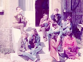 1977 besuchten die Münnerstädter Schülerinnen und Schüler nebst Lehrern eine Brauerei in Sedan. Die Verkostung gehörte natürlich dazu. Vorne links sitzt Maria Knauff. Foto: Archiv/Maria Knauff