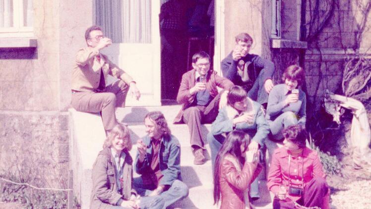 1977 besuchten die Münnerstädter Schülerinnen und Schüler nebst Lehrern eine Brauerei in Sedan. Die Verkostung gehörte natürlich dazu. Vorne links sitzt Maria Knauff. Foto: Archiv/Maria Knauff