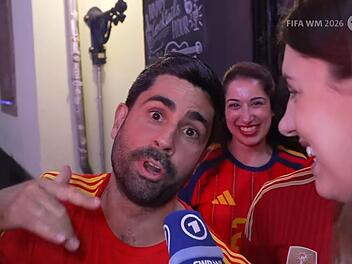 Ein Spanien-Fan dr&auml;ngt sich bei der ARD-Schalte in K&ouml;ln in den Vordergrund.
