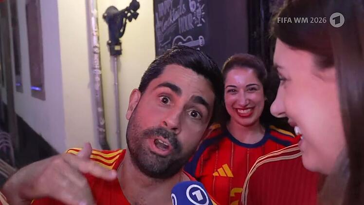 Ein Spanien-Fan dr&auml;ngt sich bei der ARD-Schalte in K&ouml;ln in den Vordergrund.