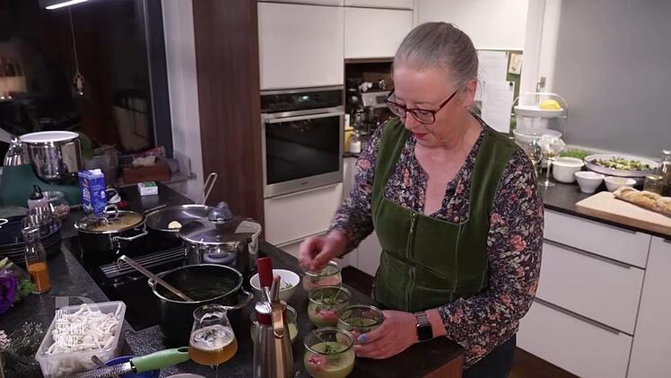 In die gr&uuml;ne Erbsensuppe kommt ein rosa Rote-Bete-W&ouml;lkchen.