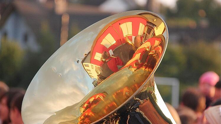 Die Schwärzelbacher Dorfkapelle spielte vor dem Sportheim zur Kirchweih auf.