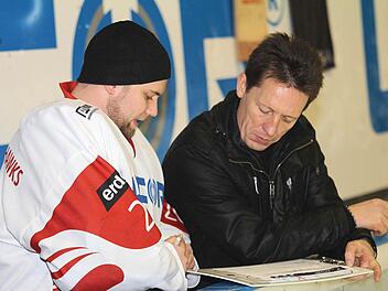 Nach dem Spiel sieht sich Trainer Martin Reichert zusammen mit Ersatztorwart Martin Hildenbrand die Statistiktafel an. Foto: Naumann