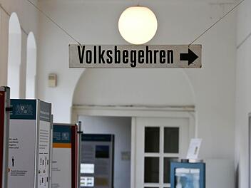 Leerer Gang, keine Schlange: Der Weg zum Wahlamt im Bamberger Rathaus ist frei. Foto: Matthias Hoch