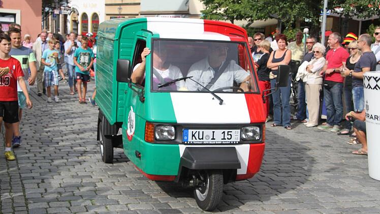 Mit großem Applaus begrüßten die Zuschauer das Gefährt in den italienischen Nationalfarben - ein Fiat mit drei Rädern.