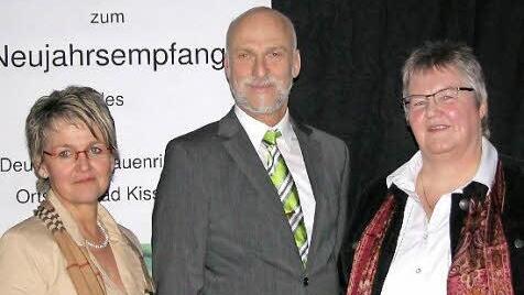 Frauenrings-Vorsitzende Birgit Fischer (links), Oberbürgermeister Kay Blankenburg, Renate Hofmann von der Solwodi-Beratungsstelle in Bad Kissingen beim Neujahrsempfang. Foto: Frauenring