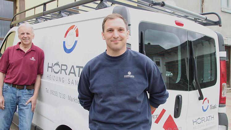 Christian Schramm (vorne) ist neuer Geschäftsführer der Heizungs- und Sanitärbau-Firma Hörath GmbH in Marienweiher. Betriebsgründer Konrad Hörath (links) ist jetzt sein Mitarbeiter. Foto: Jürgen Gärtner