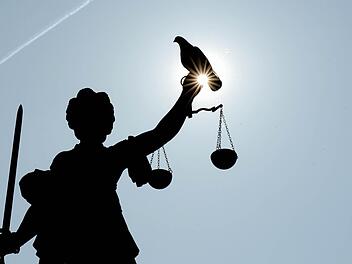 Eine Statue der Justizia, deren wage für die Gerechtigkeit, deren Schwert für die Schlagkraft der Gerichte steht Foto: Symbolbild
