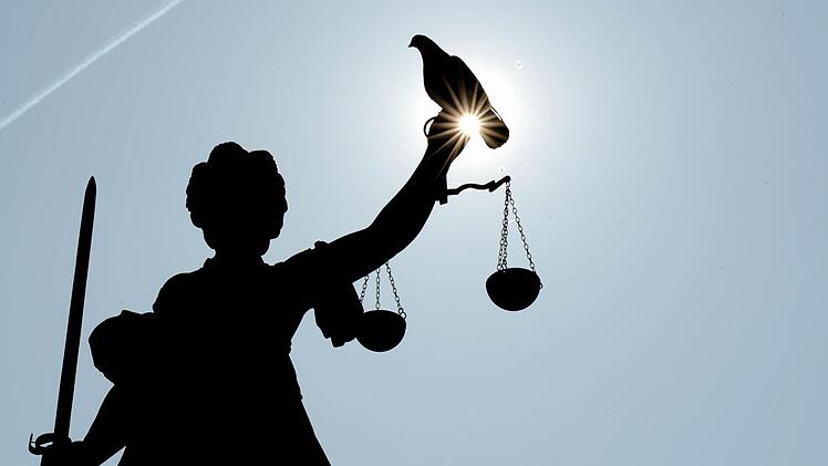 Eine Statue der Justizia, deren wage für die Gerechtigkeit, deren Schwert für die Schlagkraft der Gerichte steht Foto: Symbolbild