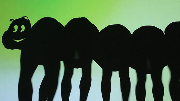 Die kleine Raupe Nimmersatt besteht aus den Hinterteilen von fünf Tänzern und einer Maskenschablone. Foto: Sonja Adam