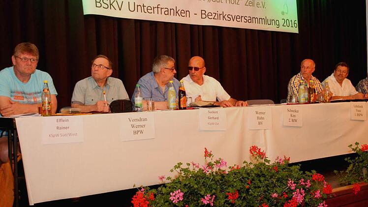 Auf dem Podium (von links) Rainer Elflein, Werner Vorndran, Gerhard Suckert (Sportwart Ost), Vors. Werner Hahn, Bezirkssportwart Franz Lenhardt, Willi Rennert, Gerhard Schwarzer und Karl Dirschbacher.