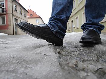 Pflaster, Sprühregen, Kälte - das kann eine gefährliche Kombination sein. Foto: Marian Hamacher