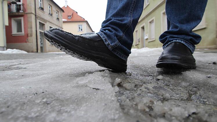 Pflaster, Sprühregen, Kälte - das kann eine gefährliche Kombination sein. Foto: Marian Hamacher