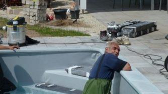 Das Schwimmbad ist bald fertig: Monteur Anton Schmitt von der Firma "M+R Heizungsbau" beim Folieneinbau und Befüllen des Pools.  Foto: M+R