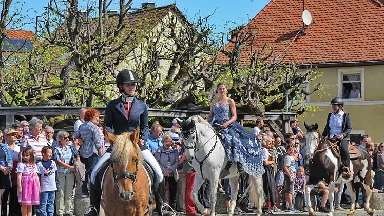 Aus der ganzen Region kamen die Besucher zum Georgiritt am Ostermontag nach Effeltrich. Foto: Karl Heinz Wirth