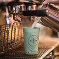 Die Stadt und der Landkreis Bayreuth bekommen Coffee-to-go-Mehrwegpfandbecher. OB Merk-Erbe stellt die neuen Becher am 3. November vor. Symbolfoto: Mohssen Assanimoghaddam/dpa