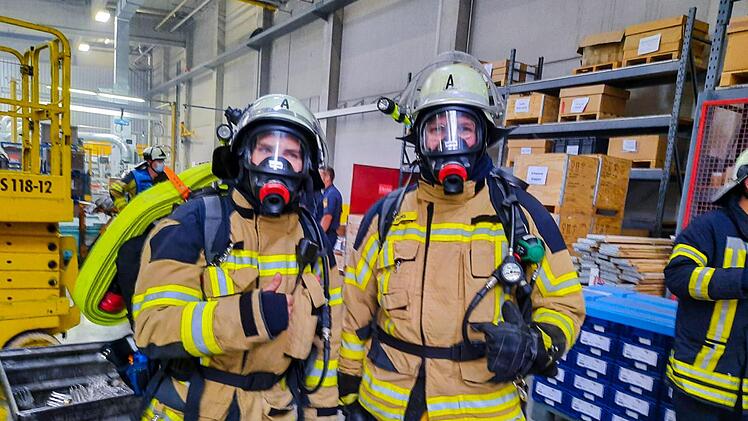 Ein Brand in einem Aluminium-Schmelzofen sorgte im Kersbacher Gewerbegebiet "Sandäcker" für einen Einsatz der Feuerwehr. Mit Handlöschern waren Beschäftigte schon dagegen vorgegangen, als die Feuerwehren aus Kersbach und Forchheim anrückten.Feuerwehr Forchheim