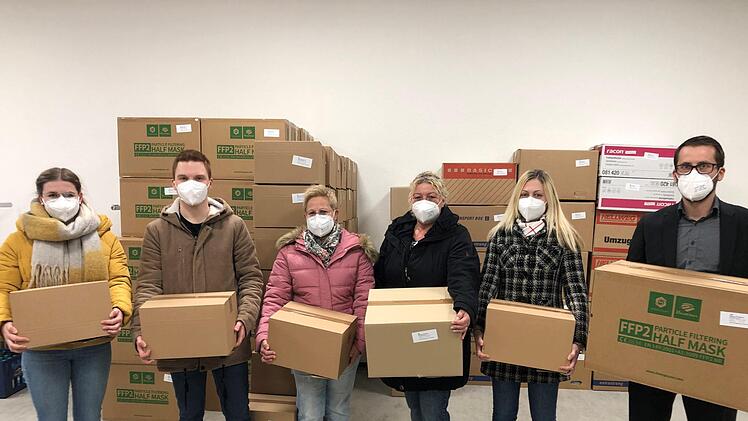 Die versandfertig verpackten FFP2-Masken wurden von Mitarbeitern und Mitarbeiterinnen der Stadtverwaltung zum Abtransport verladen. Foto: Thomas Hack