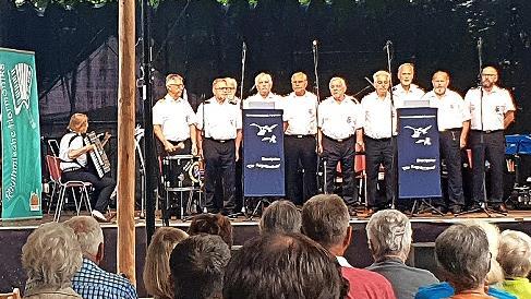 Die &bdquo;Regnitzm&ouml;ven&ldquo; mit dem Chorleiter Franz-Josef G&ouml;tz an der Pauke und Kornelia Marko am Akkordeon singen.