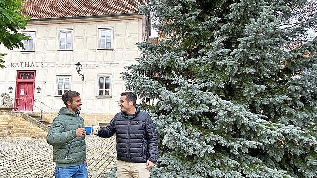 So allein werden B&uuml;rgermeister Maximilian Neeb (rechts) und Gesch&auml;ftsleiter Bernd Vogt beim Adventsmarkt in der Se&szlig;lacher Altstadt am ersten Adventswochenende nicht sein. Der stattliche Weihnachtsbaum steht bereits vor dem Rathaus.