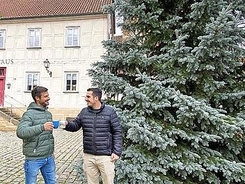So allein werden B&uuml;rgermeister Maximilian Neeb (rechts) und Gesch&auml;ftsleiter Bernd Vogt beim Adventsmarkt in der Se&szlig;lacher Altstadt am ersten Adventswochenende nicht sein. Der stattliche Weihnachtsbaum steht bereits vor dem Rathaus.