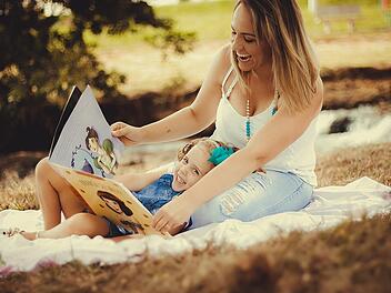 Ob mit Kind oder alleine: Viele Kinderbücher bringen auch Erwachsene zum Lachen.