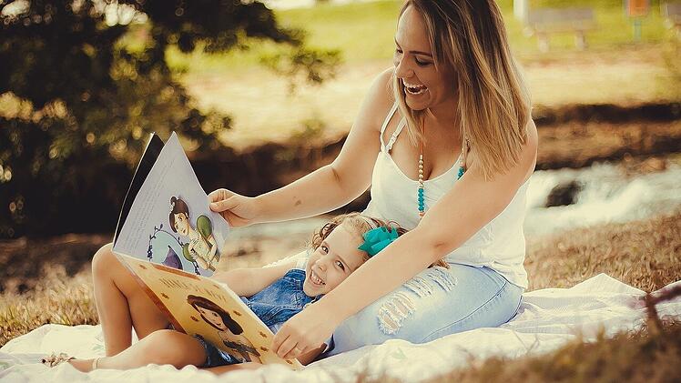 Ob mit Kind oder alleine: Viele Kinderbücher bringen auch Erwachsene zum Lachen.