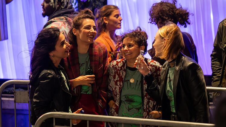 In einer Woche soll Mely (Seyneb Saleh, zweite von links) heiraten. Eigentlich hatte sie sich gegen einen Junggesellinnenabschied gewährt, trotzdem genießt sie die Zeit und trifft auf einen ganz besonderen Menschen.