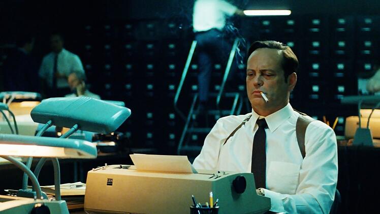 FBI-Agent Carl Kowalski (Vince Vaughn) macht sich hingegen weniger einen Kopf und lebt das sorgenfreie Leben eines Chauvinisten.