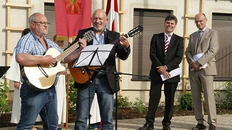 Mit viel Humor sangen Architekt Achim Wüst (rechts) und sein früherer Mitarbeiter Franz-Josef Schmitt ihre Rede zum Abschluss der Dankenfelder Dorferneuerung. 450.000 Euro wurden hier in den vergangenen Jahren investiert, 200.000 Euro davon trug das Amt für ländliche Entwicklung, der Kreis baute 600 Meter Kreisstraße. Im Hintergrund freuen sich über die amüsante Zusammenfassung Bürgermeister Thomas Sechser und Landrat Wilhelm Schneider.