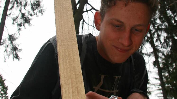 Einsatz im Wald im Jahr 2013: Julian Seiferth kontrolliert einen der Lockstäbe.  Foto: Sonja Adam