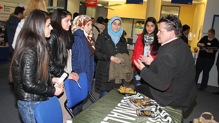 Bis sich einige Flüchtlinge an den Stand von McDonald"s trauten, dauerte es einige Zeit. McDonald"s-Bezirksleiter Thomas Ismair kennt das Problem, denn in den Herkunftsländern der Flüchtlinge ist der Systemgastronom oft nicht akzeptiert, manchmal sogar verhasst. Doch nach einigen Minuten war bei der Jobbörse für Flüchtlinge sein Infostand vor allem von Frauen umringt