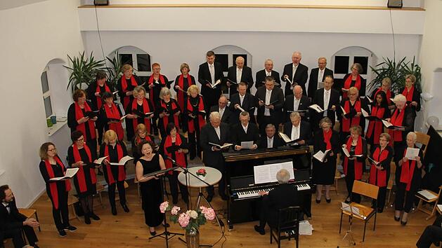 Mit zwei Konzerten feierte der Gesangverein Untersteinach am Wochenende seinen Chorleiter Heiner Beyer (am Klavier). 50 Jahre leitet er den Chor bereits. Als Solisten wirkten mit: Uli Grampp (ganz links außen), Olga Moos (am Pult) und Reiner Mengele (rechts außen). Foto: Klaus Klaschka