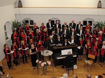 Mit zwei Konzerten feierte der Gesangverein Untersteinach am Wochenende seinen Chorleiter Heiner Beyer (am Klavier). 50 Jahre leitet er den Chor bereits. Als Solisten wirkten mit: Uli Grampp (ganz links außen), Olga Moos (am Pult) und Reiner Mengele (rechts außen). Foto: Klaus Klaschka