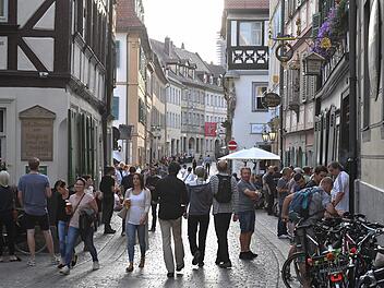 Mitte der letzten Woche ging es am Schlenklera vergleichsweise ruhig zu. Genug Platz für Biertrinker, Radfahrer und Passanten. Das war in der Vergangenheit nicht immer so.  Ronald Rinklef
