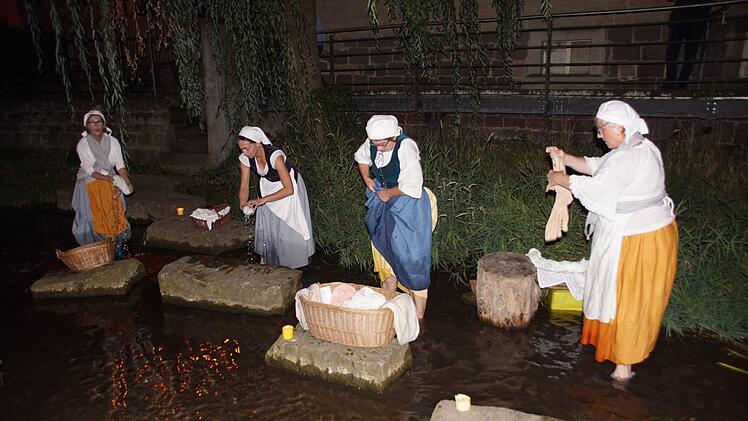 Zum Abschluss der fast dreieinhalbstündigen historischen Stadtführung hatten die Waschweiber in der Altach (Roswitha Hofmann, Katharina Jung, Mivchaela Pottler-Zink und Renate Berchtold) die Lacher  auf ihrer Seite.Weinbeer