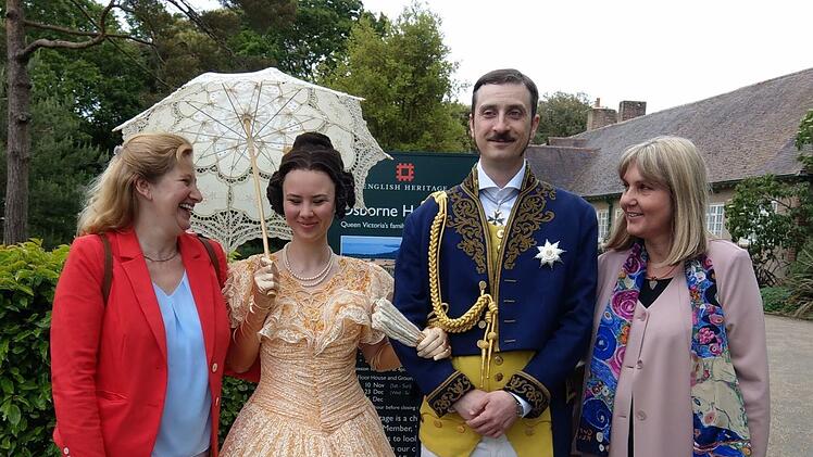 Ankunft am Osbourne House, dem ehemaligen königlichen Landsitz auf der Isle of Wight (von links):  Sonja Cirrotti von der deutschen Botschaft, das Coburger "Victoria-&-Albert-Paar" Lou Leimeister und Jerry Paramo  sowie Zweite Bürgermeisterin Birgit Weber. Foto: Simone Bastian