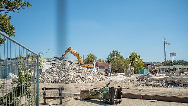 Blick von der s&uuml;dlichen Seite der B 22 auf das Areal, auf das die neuen M&auml;rkte kommen werden. Foto: Lea Schreiber